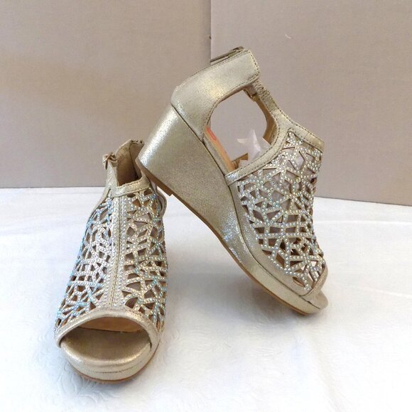 GB GIRLS Dillards Gold Metallic Lanie Wedge Open Toe Sandals Sz 13 - 1 Gems EXCE - Picture 1 of 10